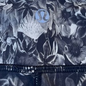 4 Pairs of Lululemon leggings!!!! Various Black & White. Size Med/8 in exc cond.
